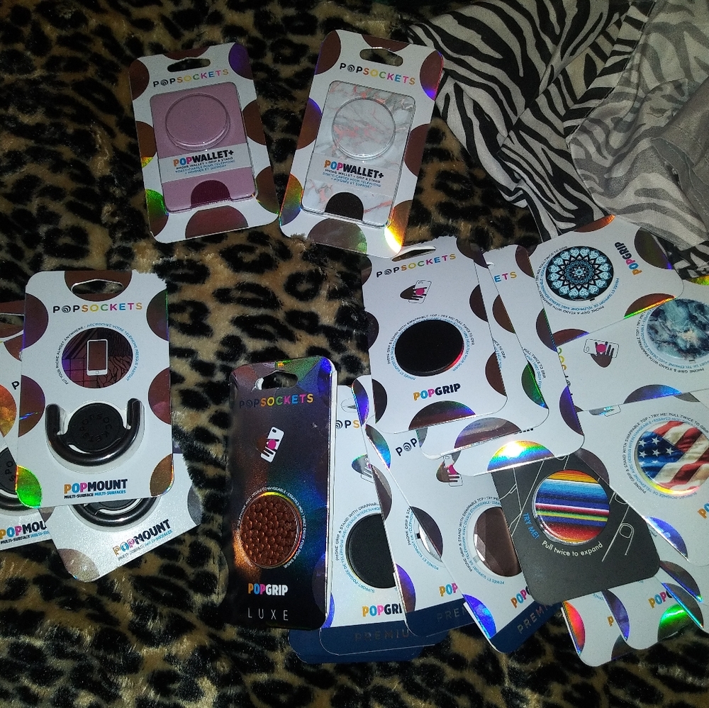 Interchangeable Pop Sockets and accs. AWESOME!